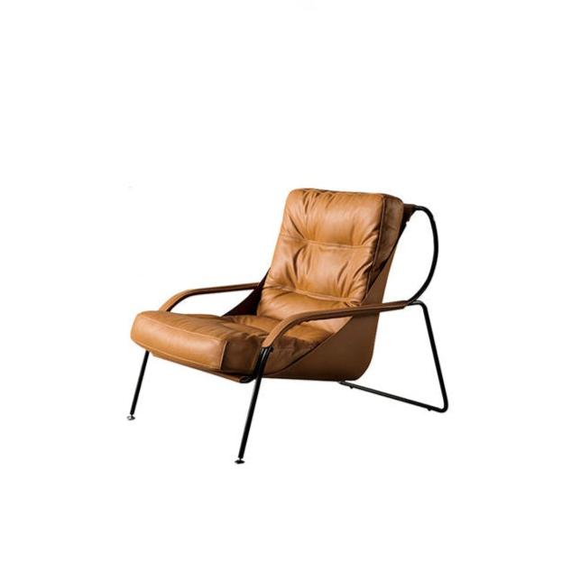 كرسي بذراعين مصنوع من الجلد والمعدن