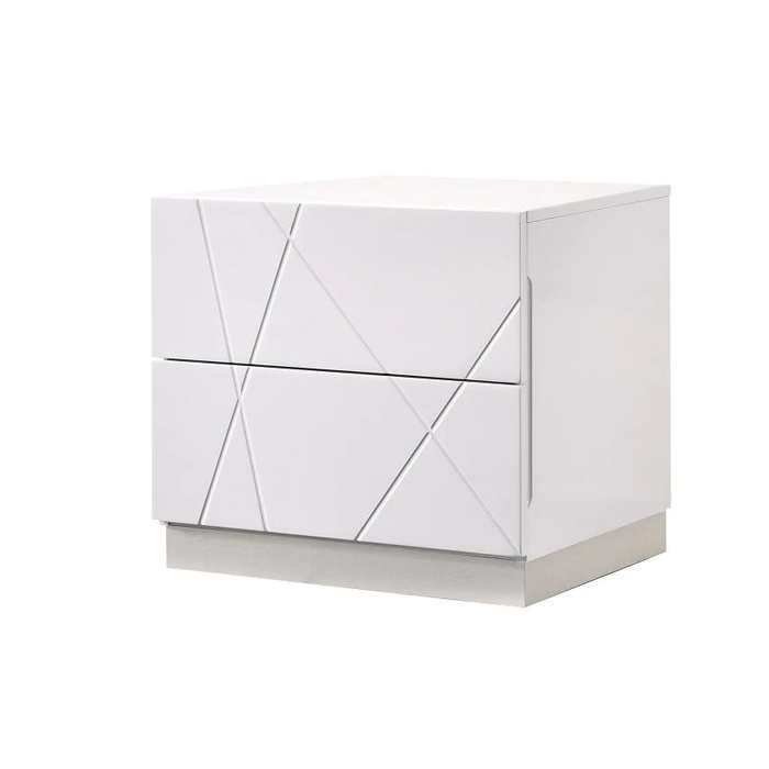 غرفة نوم باللون الأبيض