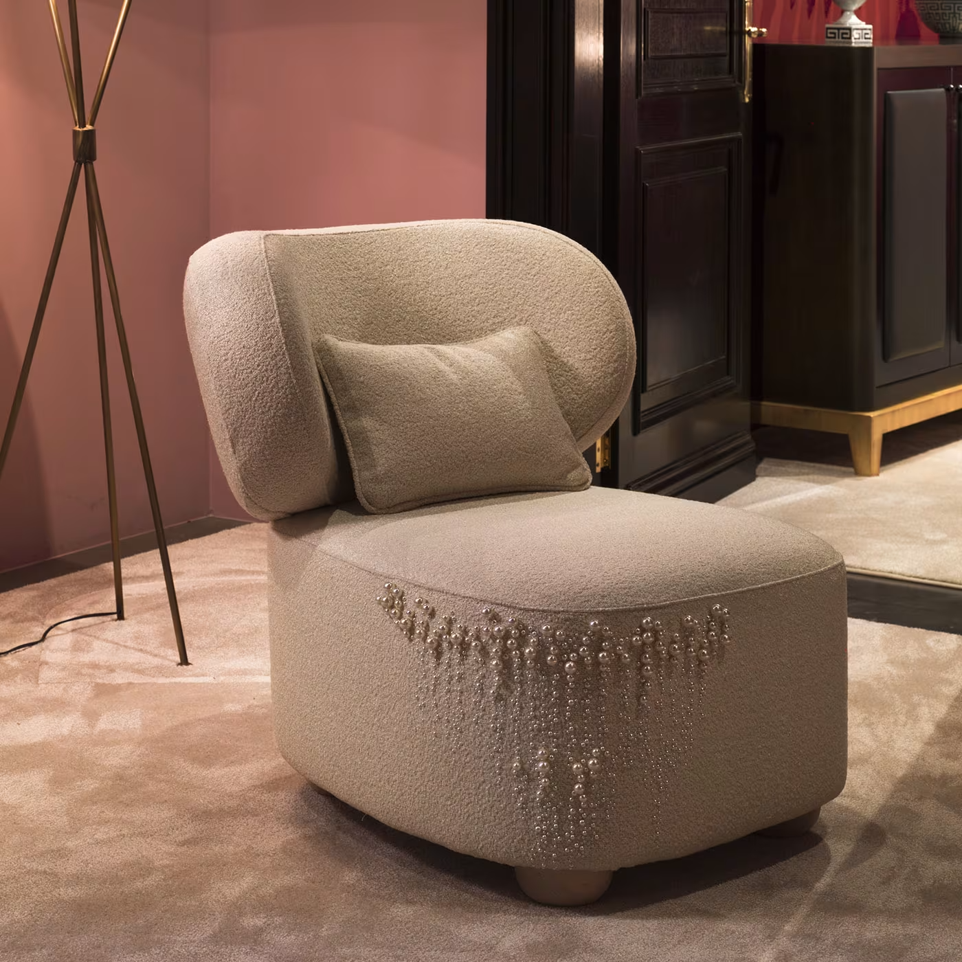 Daphne oyster armchair