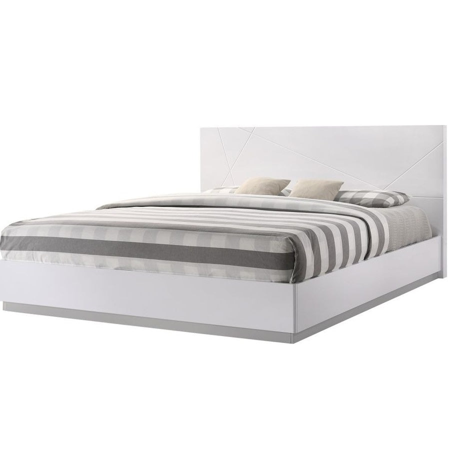 غرفة نوم باللون الأبيض