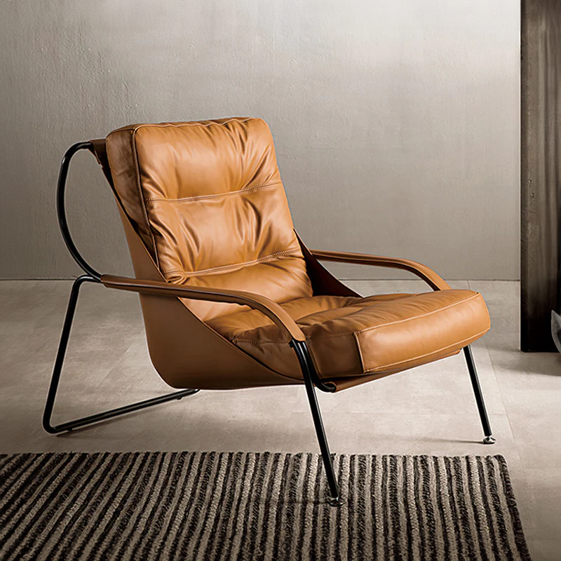 كرسي بذراعين مصنوع من الجلد والمعدن