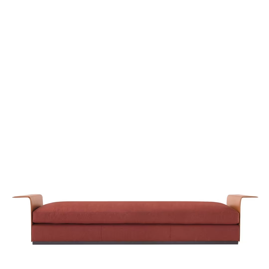 سرير باللون الاحمر فاخر