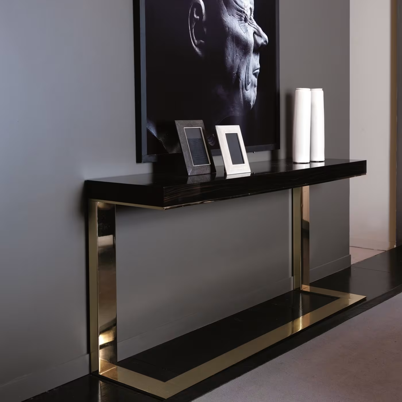 Kelly console with glossy finish