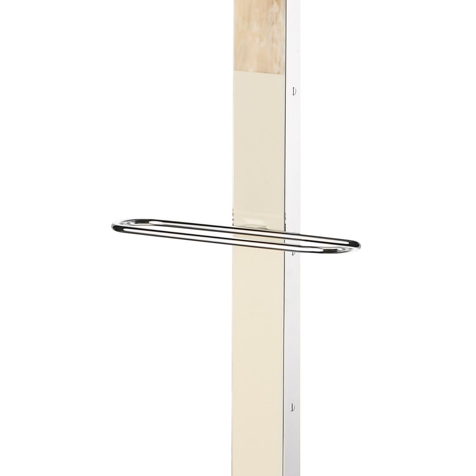 علاقة ملابس فاخرة