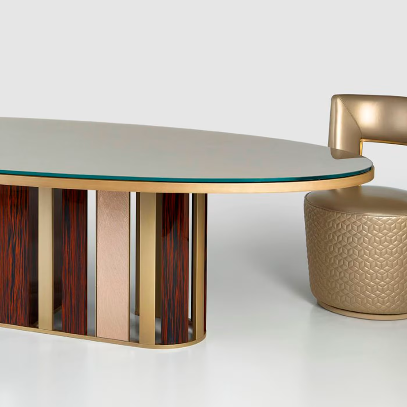 طاولة بيضاوية بتصميم مميز