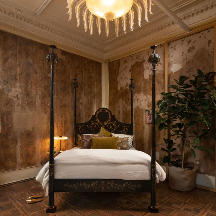 Black roma queen size bed with laurel crown