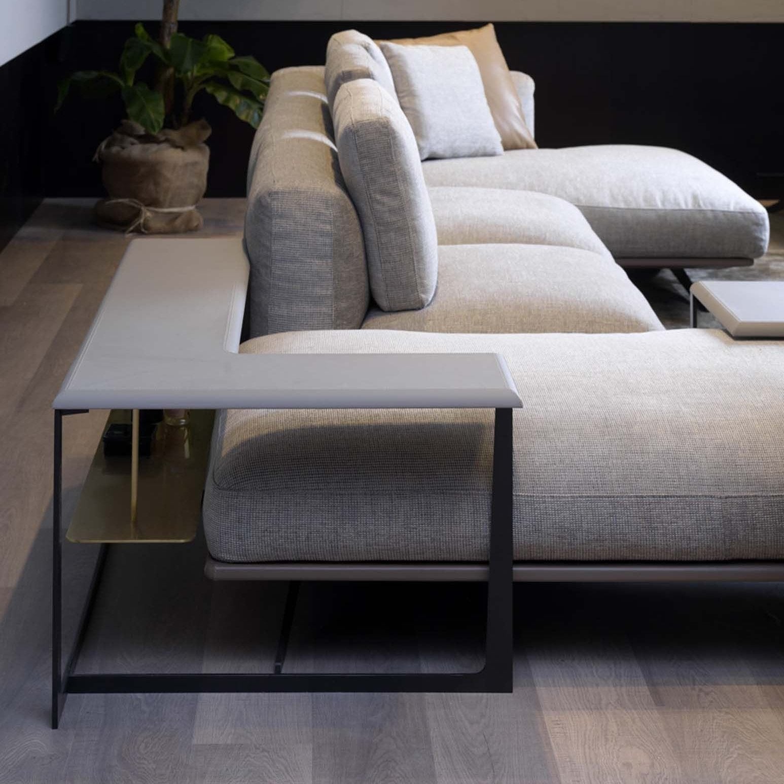 corner service table