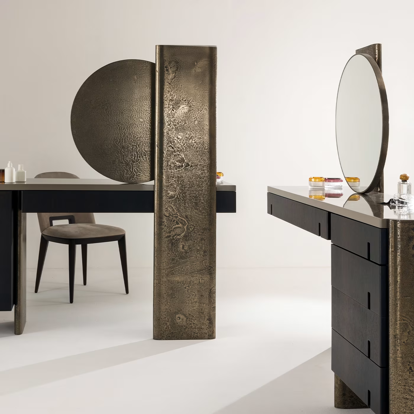 Outfit vanity console