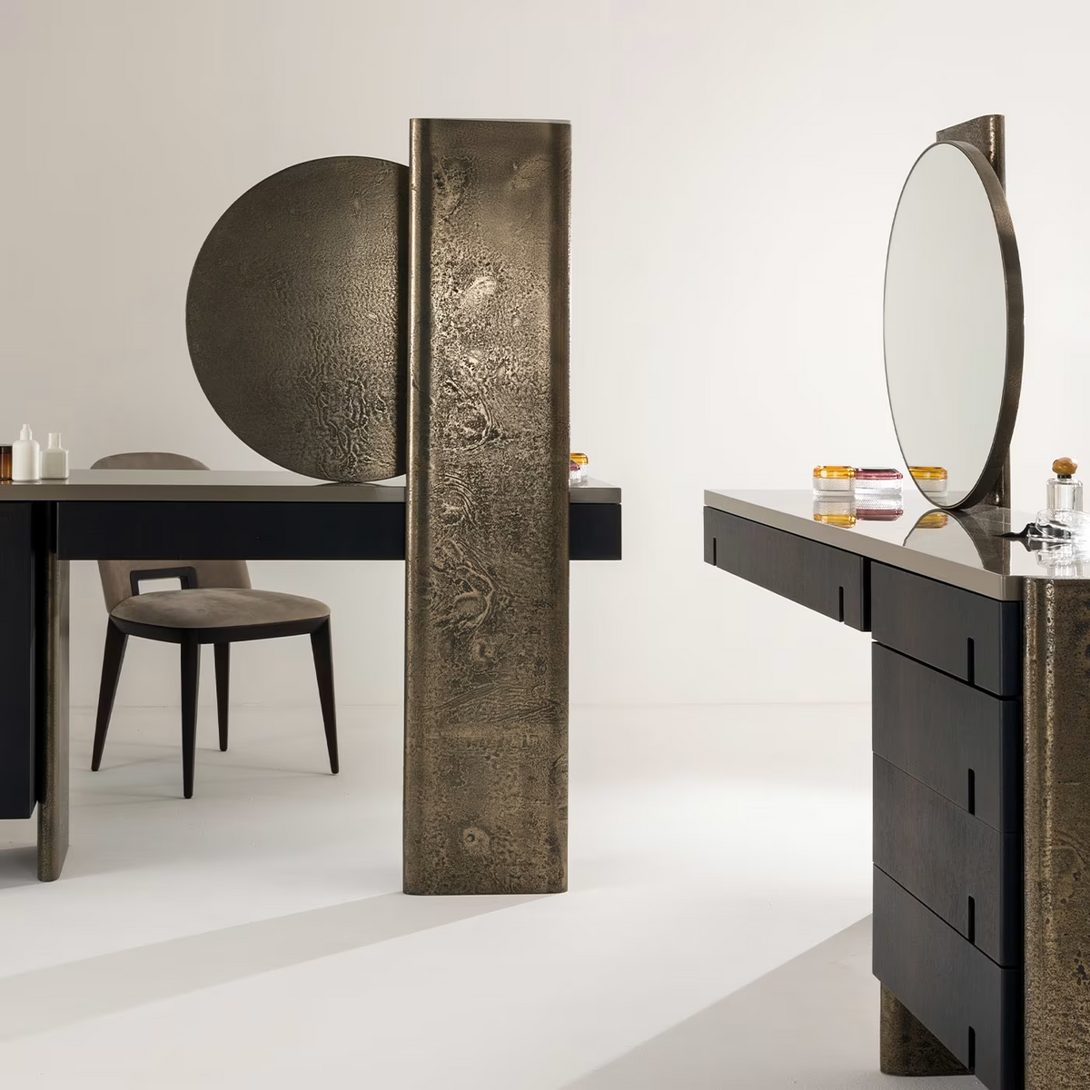 Outfit vanity console
