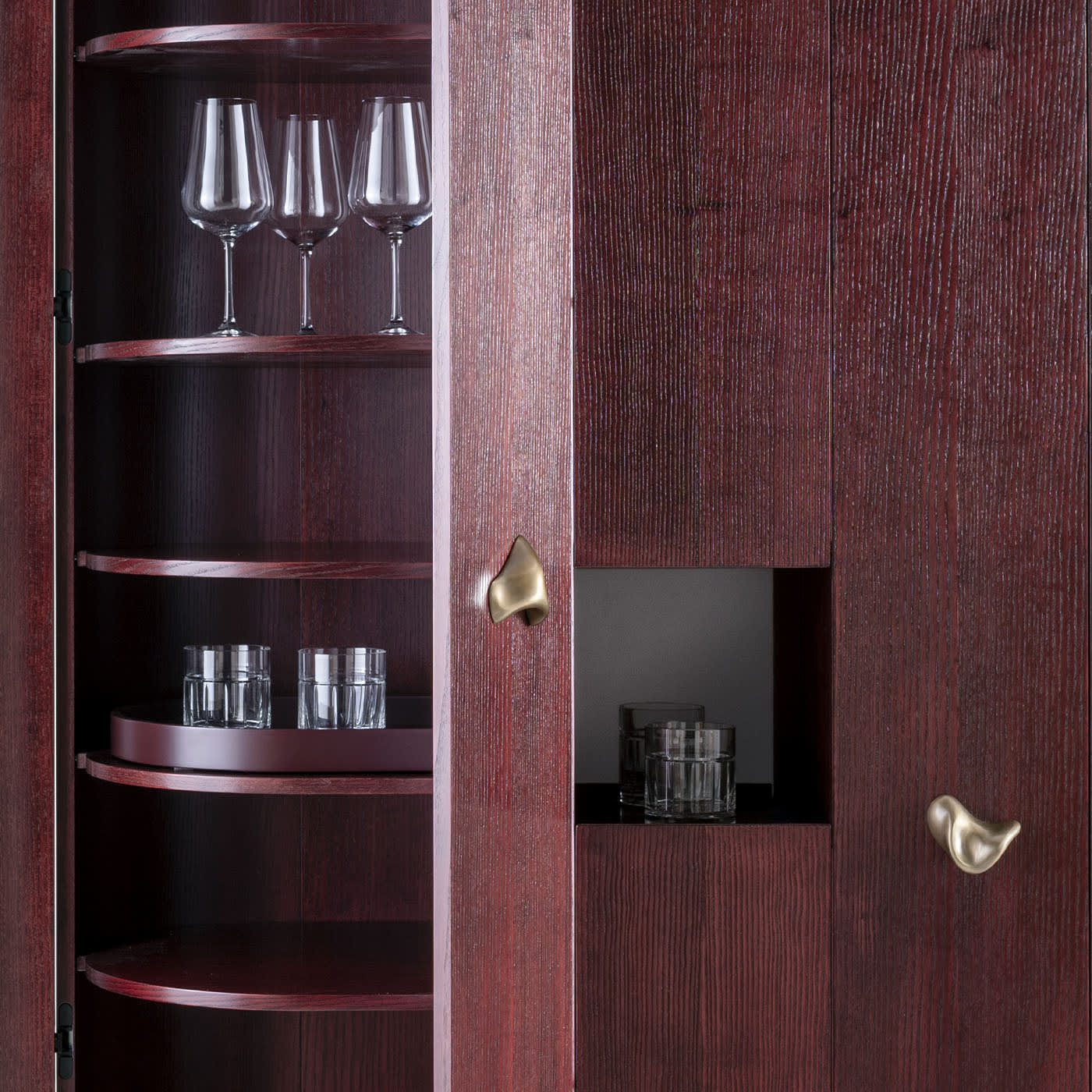 Luxurious side storage unit