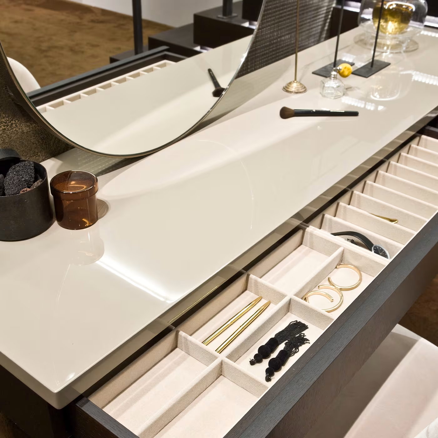 Outfit vanity console
