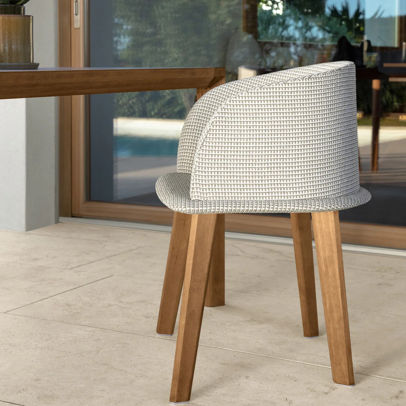 Outdoor dining chairs made of beige fabric