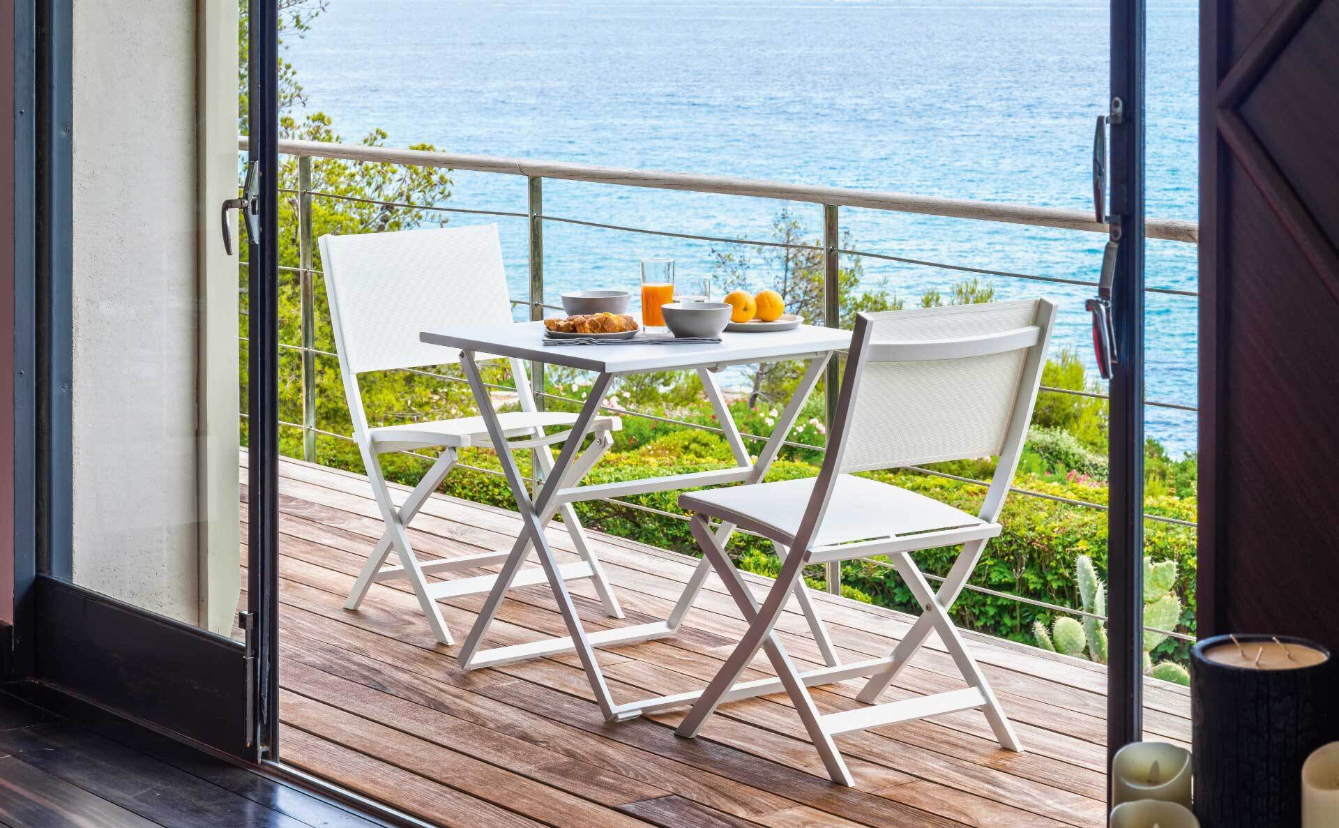 Queen White Metal Outdoor Dining Tables