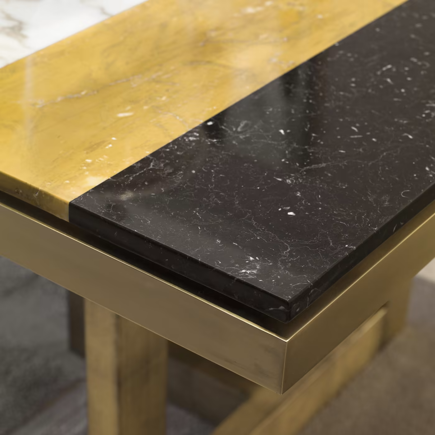 Otello table in calacatta and marquina marbles