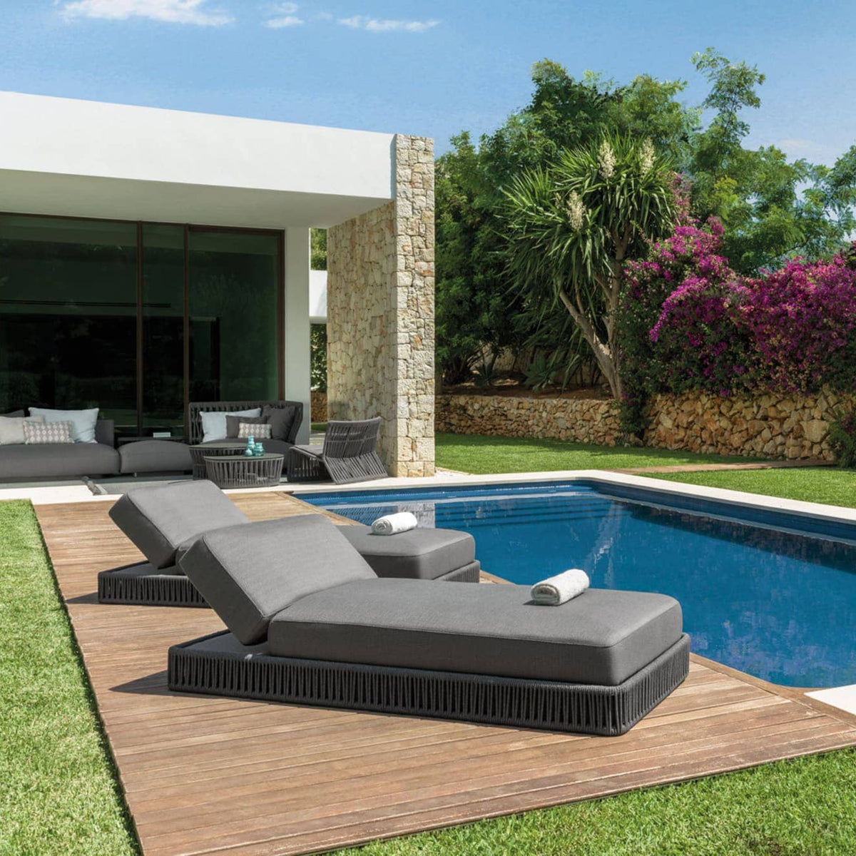 Stylish Outdoor Sunbed with Rope Base