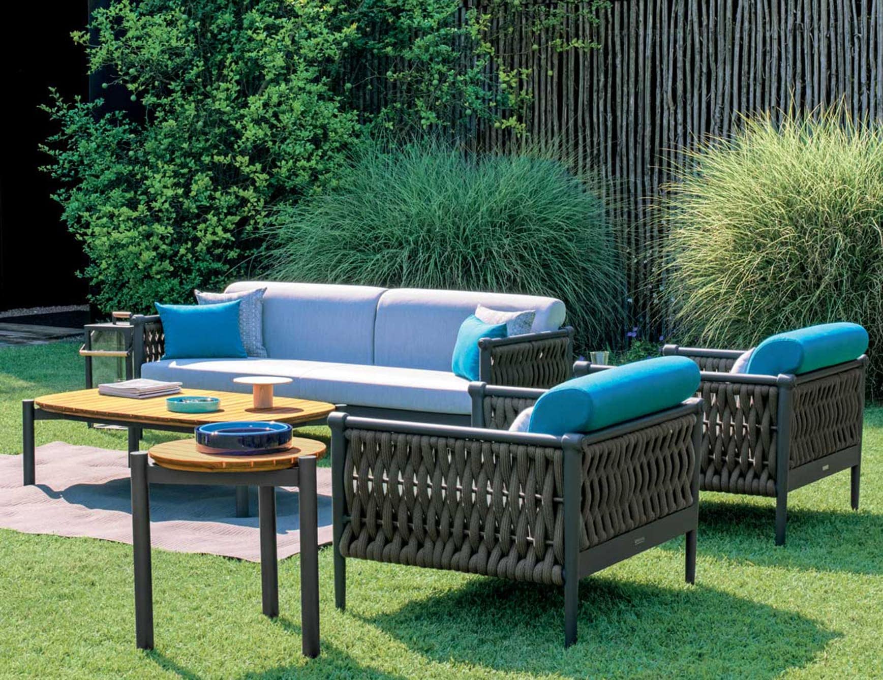 أريكة خارجية بتصميم مميز