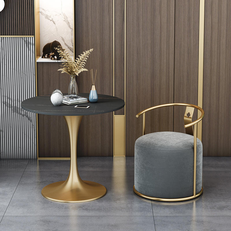 Round dining table