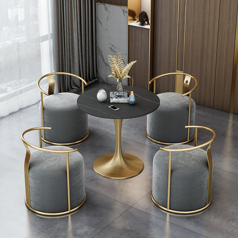 Round dining table