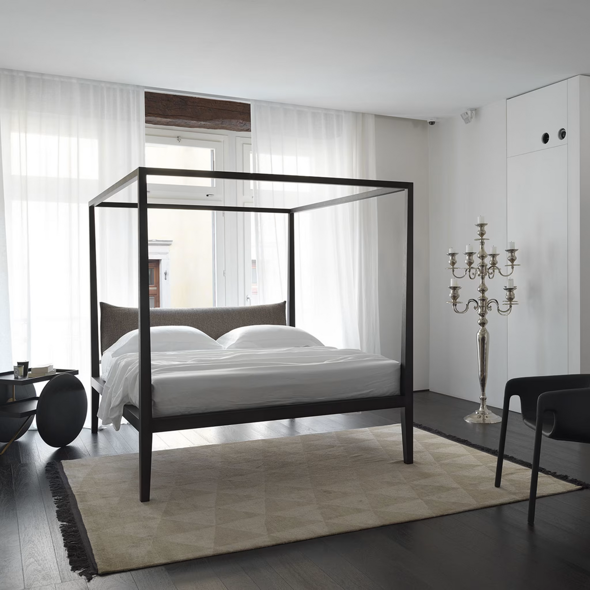 Moheli canopy bed