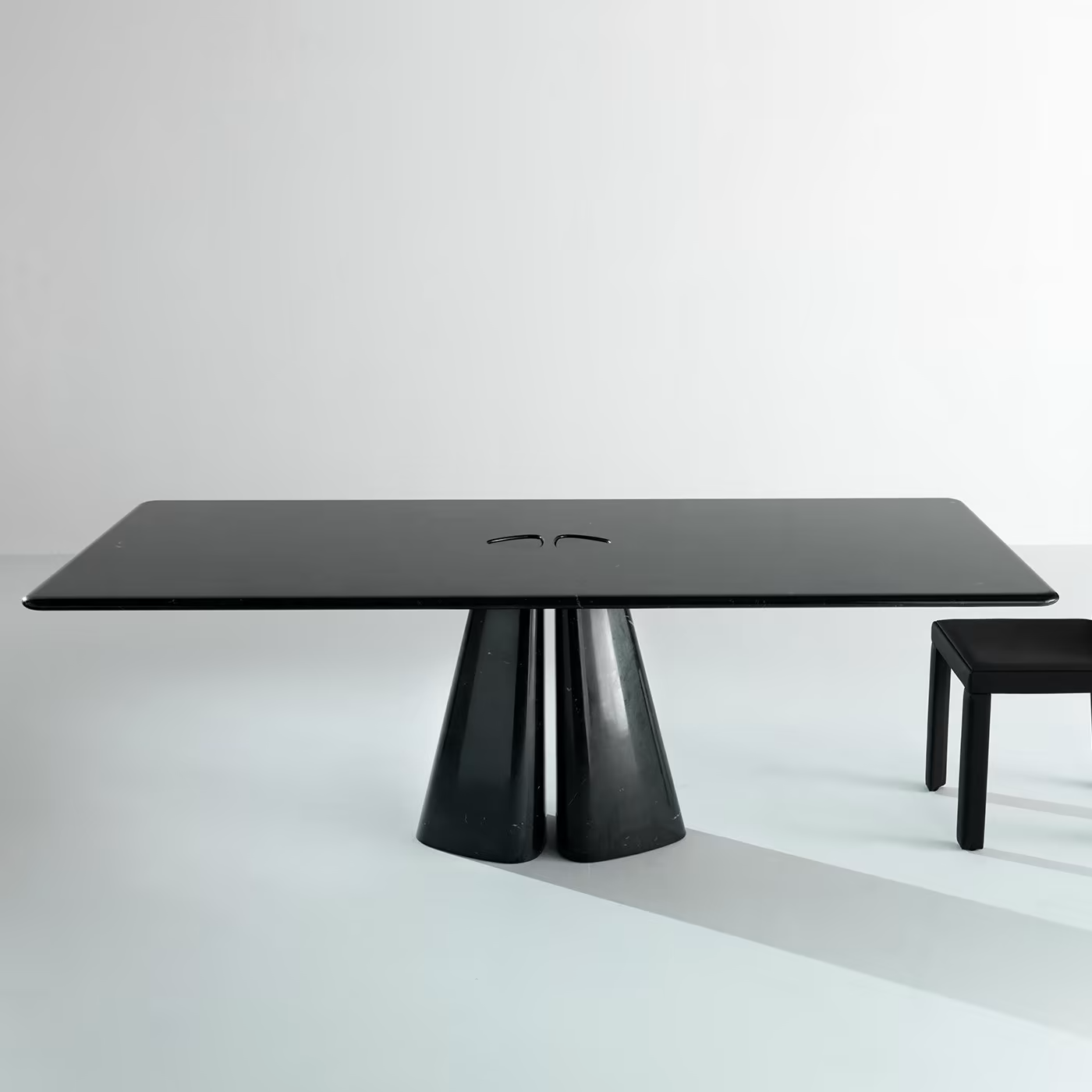 Raja dining table