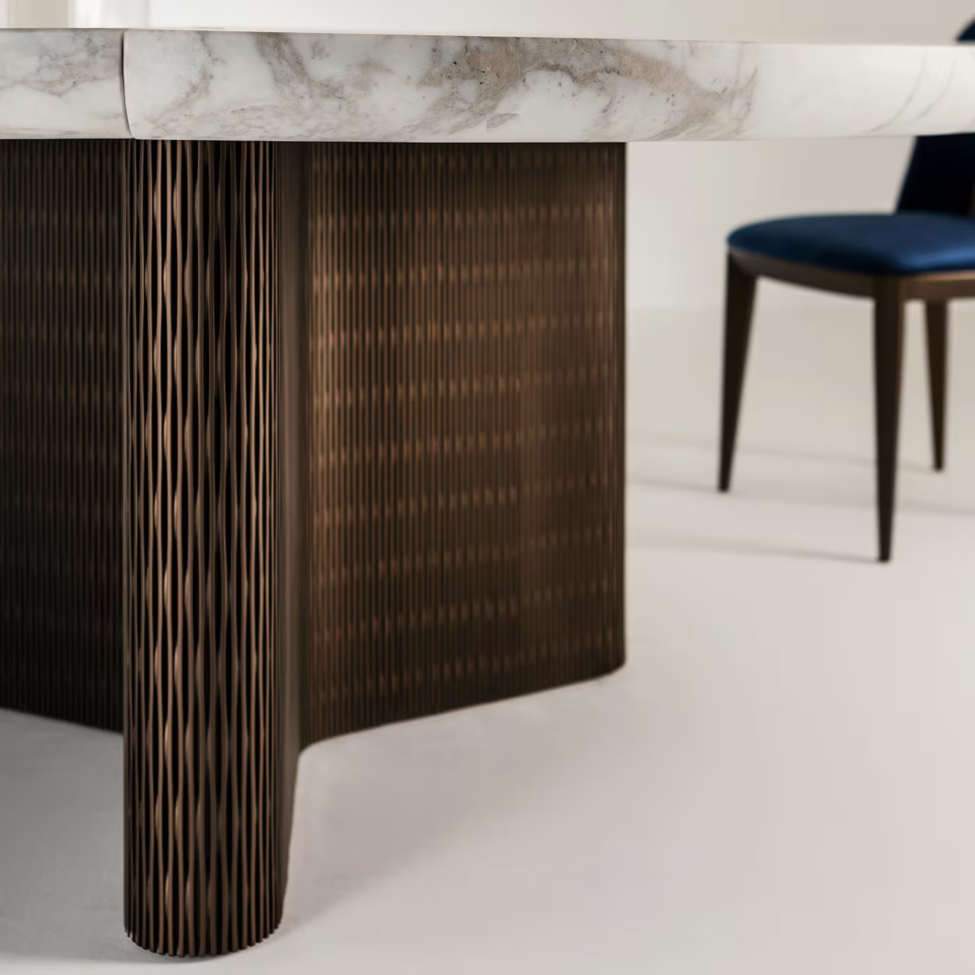 طاولة طعام بتصميم عملي 