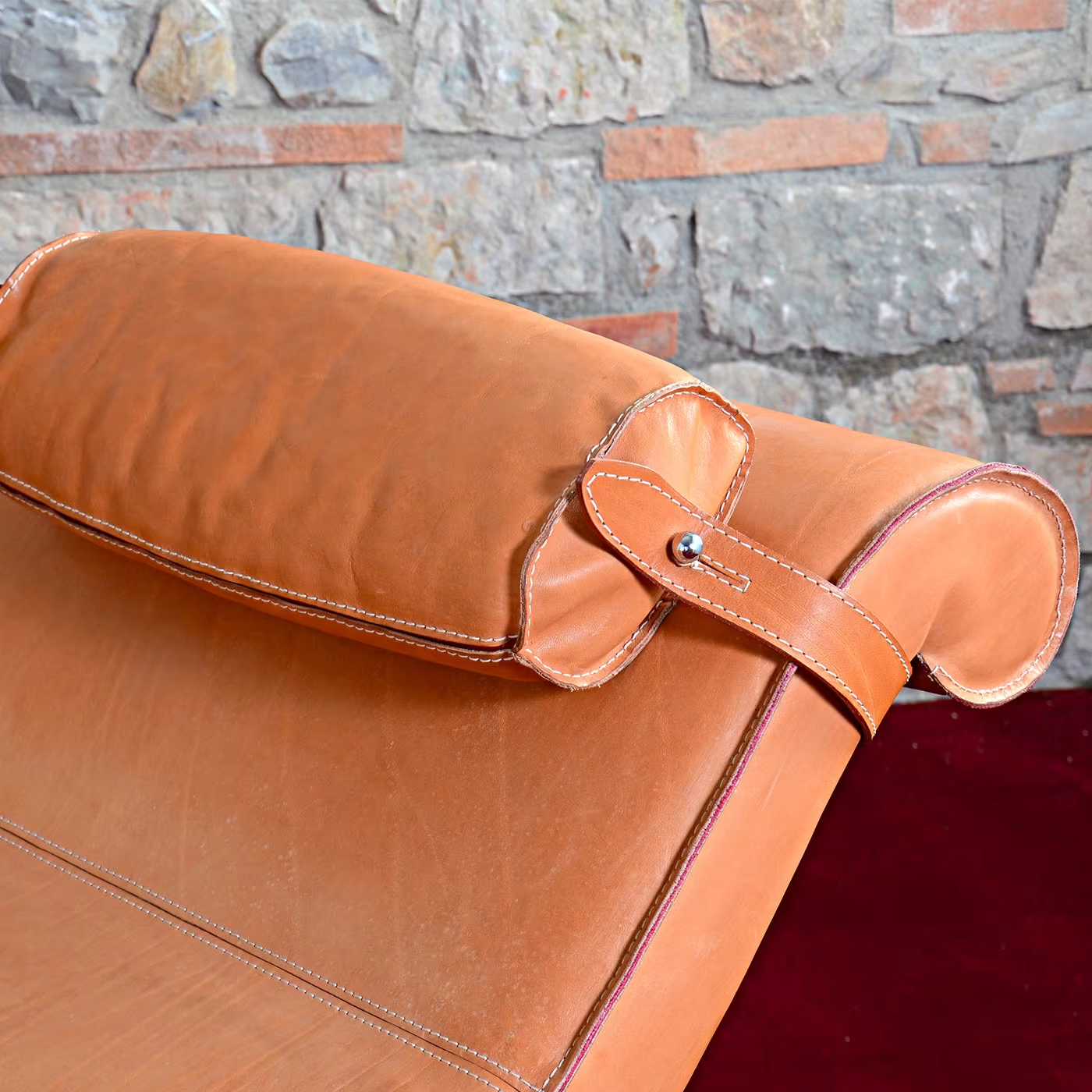 Leather chaise longue