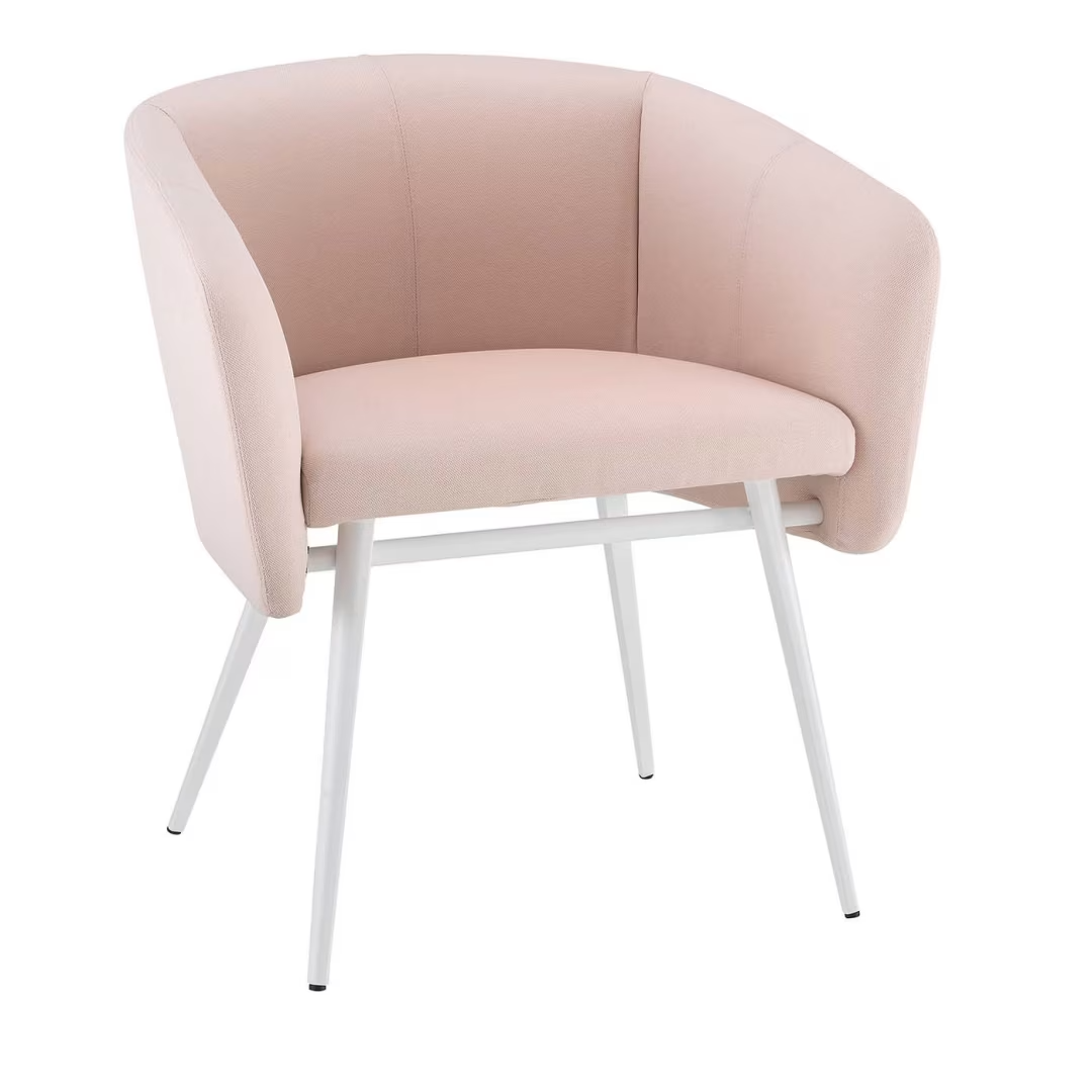 Balu met pink chair