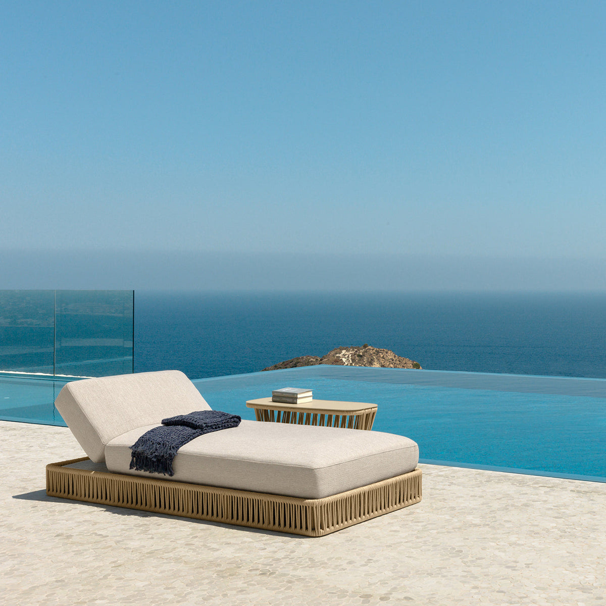 Stylish Outdoor Sunbed with Rope Base
