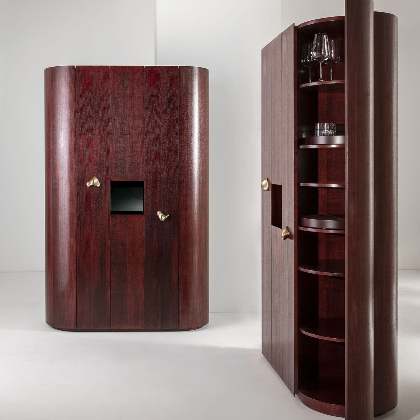 Luxurious side storage unit