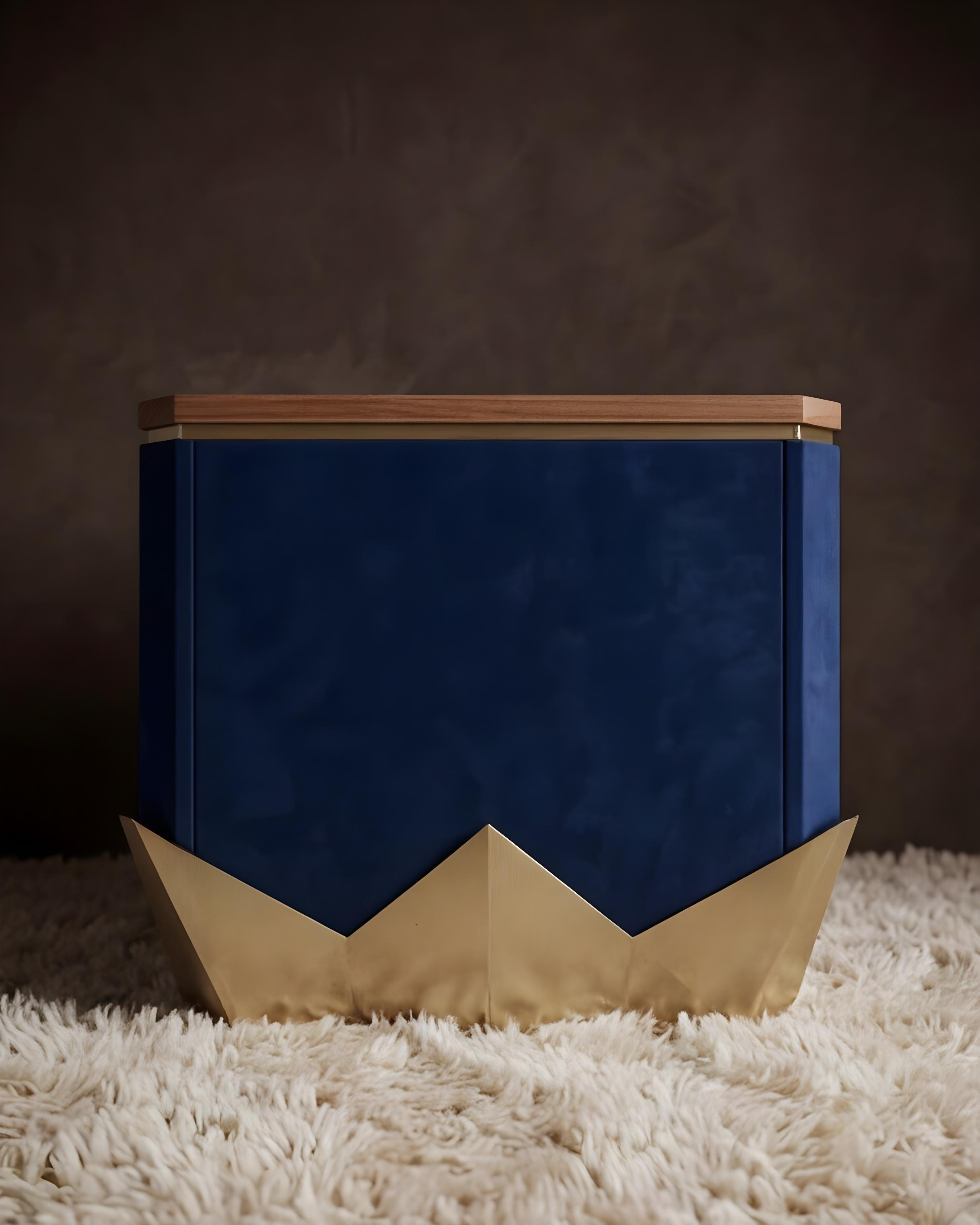 Sovereign Crown | Crest Nightstand