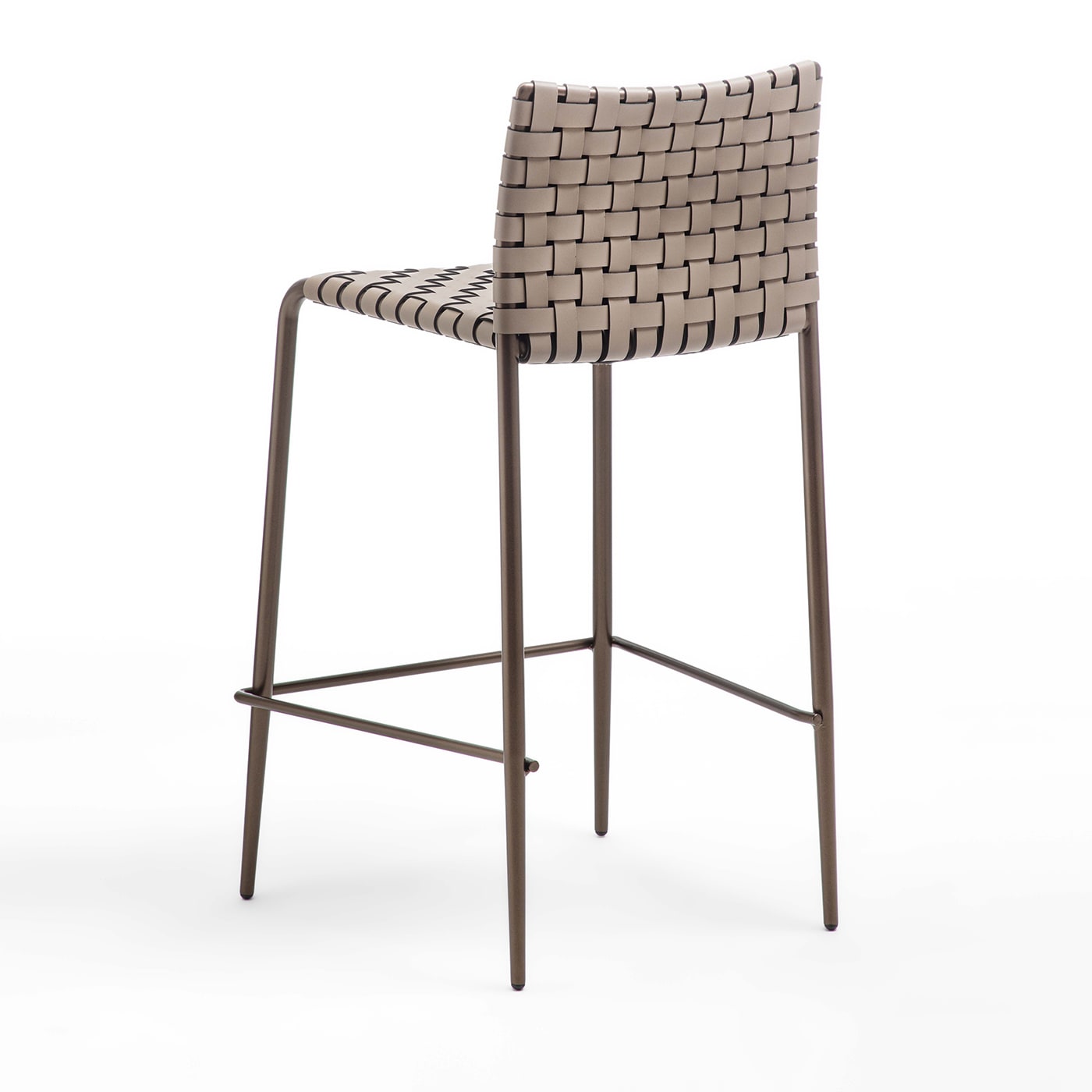 مقعد مرتفع منسوج من باللون البني