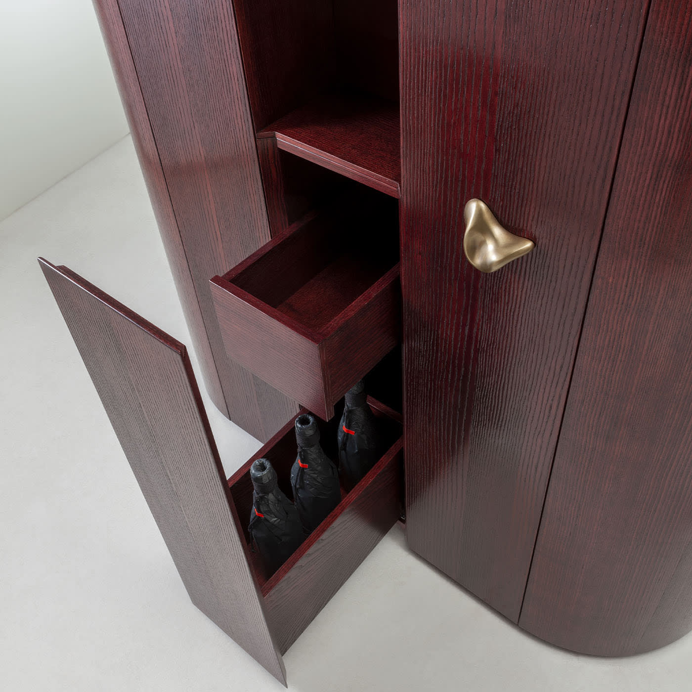 Luxurious side storage unit