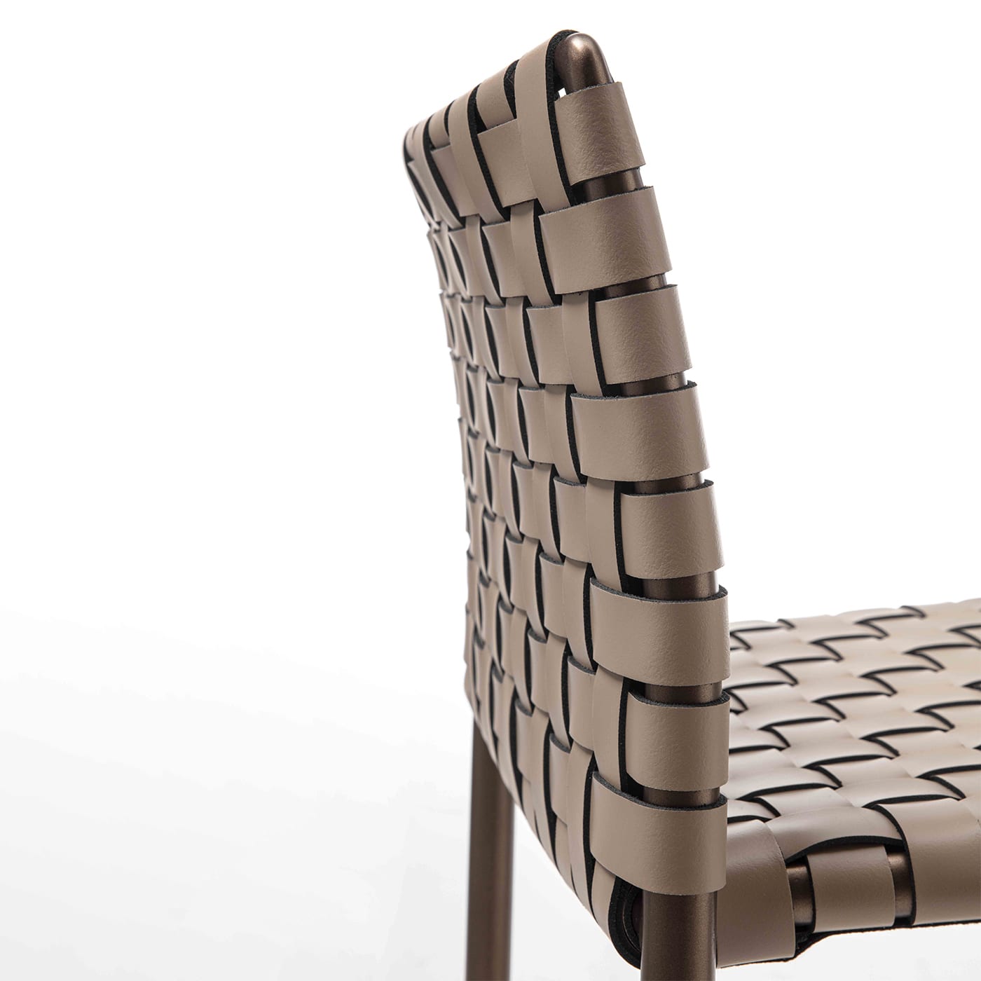 مقعد مرتفع منسوج من باللون البني