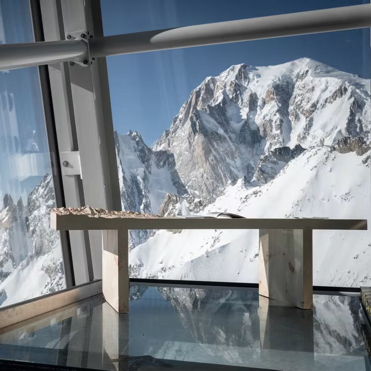 Belvedere topographic bench